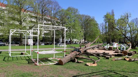 PILDID ⟩ Keskpargi ajutine mänguväljak valmib laupäevaks
