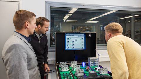 VAATA OTSE ⟩ Kas elektrijaam Narvas või tuulik koduaias?  Mida arvavad elektrikonverentsil asjatundjad