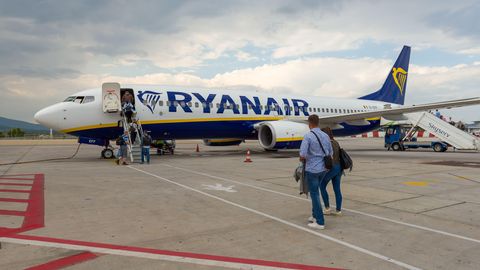 LENDA KAINELT ⟩ Ryanairi juht nõuab reisijate ohjeldamiseks varahommikust alkoholikeeldu