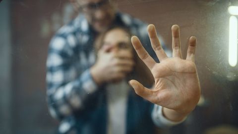 «Midagi on valesti. Esialgu ei taba ma seda ära, aga majas on liiga vaikne»