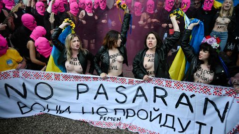 PALJA RELVAGA ⟩ Pussy Riot ründas Venemaa paviljoni Veneetsias