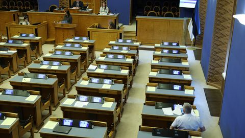 FOTOD ⟩ Riigikogu tühjavõitu saalis algas NETS-i muudatuste arutelu