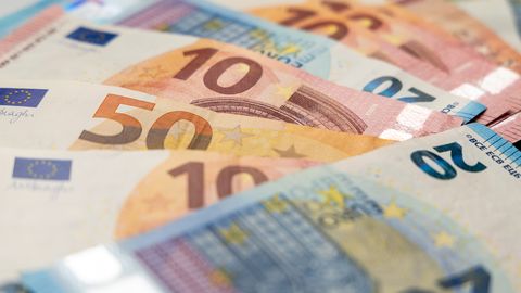 Veebikelmid röövisid Kallase ja Kaljulaidi nime kasutades tuhandeid eurosid