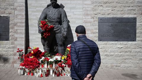 FOTOD ⟩ Pronkssõduri esine punetab juba nelkidest