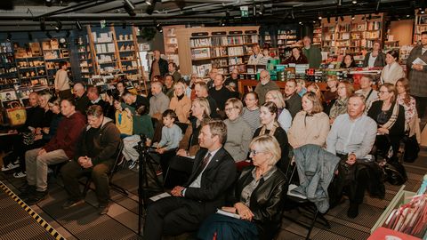 GALERII ⟩ Briti suursaadiku raamatuesitlus meelitas Tallinna raamatupoodi kohale korraliku rahvahulga