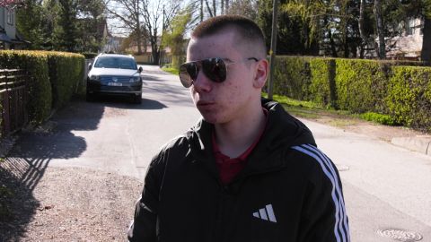 VIDEO ⟩ Valged kindad kätte ja pudeleid automaati sisestama! Vaata, kuidas käib Tartu taarakulleri töö