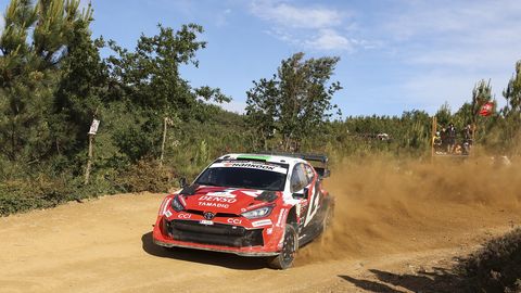 VIDEO ⟩ Kaos Portugali rallil: Evansit segas puksiirauto, Solberg võinuks politseinikule otsa sõita
