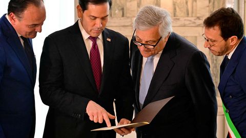 Rooma-reisilt lahkub Rubio oliivipuust sulepea ja sugupuuga
