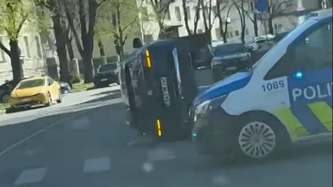 VIDEO ⟩ «Nagu filmivõtetel.» Kesklinnas juhtunud avarii paiskas auto külili, seda filminud juht sai trahvi