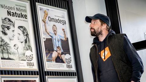 SUVELAVASTUS PÄRNUS ⟩ Karl‑Andreas Kalmeti esiklavastuse plakatistseeni hammustab läbi pigem vutifänn kui teatrisõber