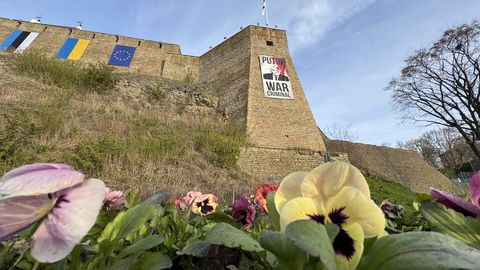 GALERII ⟩ Putin on sõjakurjategija. Narva linnusele tõmmati juba tuttav plakat