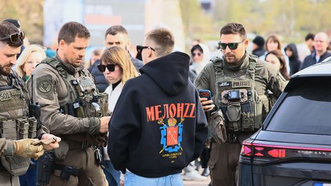 FOTOD ⟩ Politsei pidas Narvas kinni keelatud sümboolikat kandva mehe