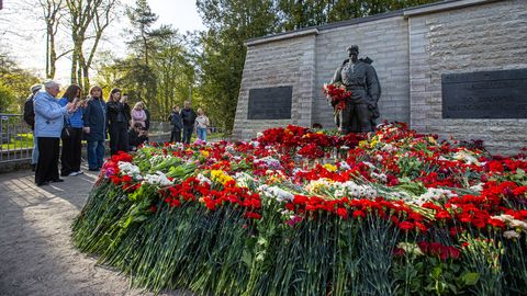 ELU25 ⟩ Juku-Kalle Raid: Emadepäeva puhul. «Võidupühast» ja nõukogude vägede poolt vägistatud naistest