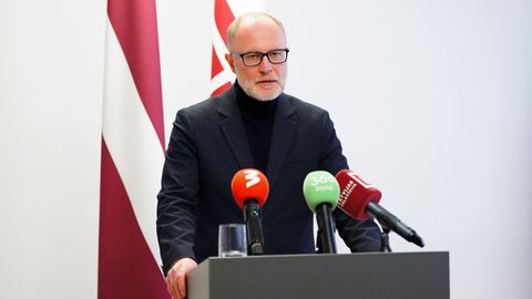 KAITSEMINISTER ASTUS TAGASI ⟩ Drooniintsidendid ähvardavad lõhkuda Läti valitsuse