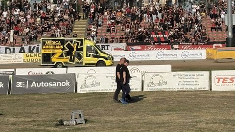 VIDEO ⟩ Motovõistlusel juhtus ränk õnnetus, sõitja põrutas vastu betoonpiiret