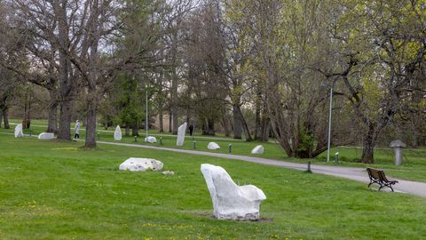 GALERII ⟩ Rannapargi skulptuuride allee läbib uuenduskuuri