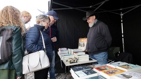 GALERII ⟩ Kirjanikud said suvise ilmaga hulga lugejatega suhelda