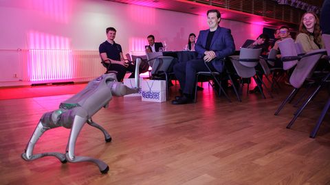 GALERII JA VIDEO ⟩ TalTechi Arengufondi tunnustusaktusel said tulevikutähed 180 000 eurot stipendiumeid - auhindu jagas robotkoer
