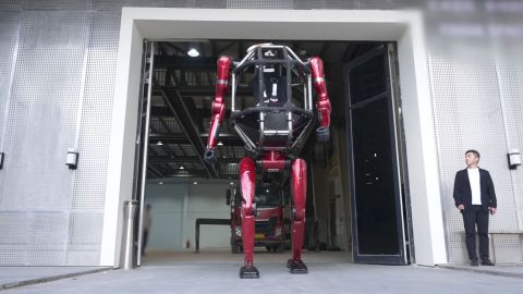 VIDEO ⟩ Transformerid on kohal! Robotiehitaja tegi valmis ulmefilmidest tuttava masina – inimene mahub selle sisse