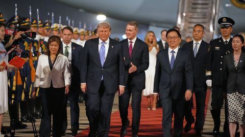 ÜLEVAADE ⟩ Hiinasse pingeid siluma lennanud Trump ootab Xi’lt suurt ja sooja kallistust