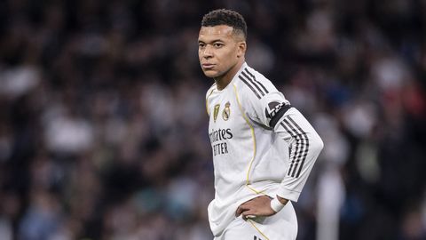 Staarjalgpallur Kylian Mbappél on Prantsuse paremäärmuslastega kana kitkuda