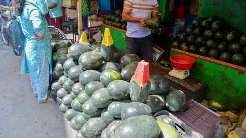 Mürgitatud arbuus? India neljaliikmelise pere salapärane surm ajab uurijaid segadusse