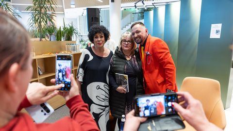 GALERII ⟩ Vaata, kes kohale tulid! Erksas ülikonnas Kerdo Mölder esitles värsket raamatut
