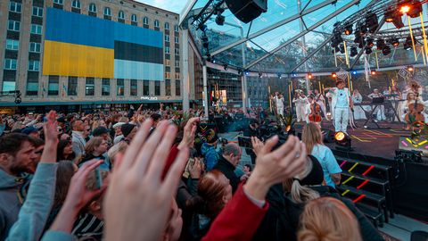 Vabaduse väljaku suur Ukraina-Eesti installatsioon kinnitatakse tellingute külge