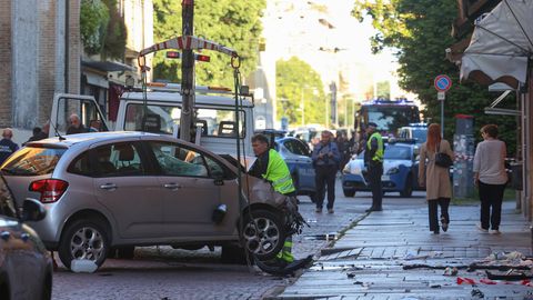 Itaalias vigastas jalakäijatele otsa sõitnud autojuht seitset inimest, väljudes autost nuga käes