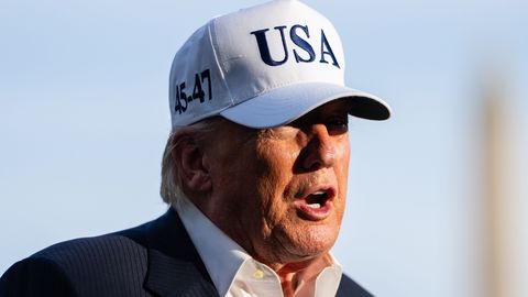 Trump kui agent 007? Mustvalge Bondi-plakat Valgelt Majalt vallandas naeru- ja pahameeletormi