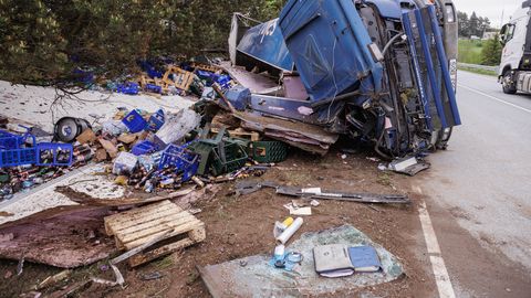 FOTOD JA VIDEO ⟩ Purtses paiskus kahe veoki kokkupõrkes ümber alkoholi laadung