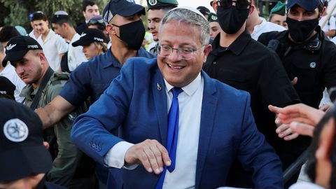 Iisraeli ministri videos sunnitakse seotud kätega aktiviste põlvitama
