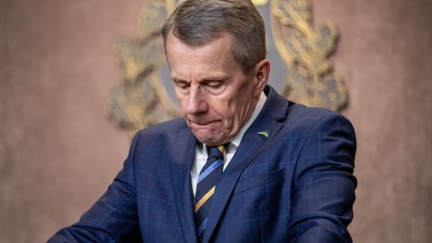 KLÕPS ⟩ Töö ajal jalga sirutanud Ligi tõmbas tähelepanu: selline asi ministri palga sees pole, mistõttu on tervislik saalist lahkuda