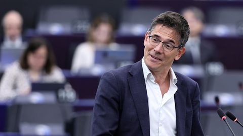 Europarlamendi roheliste juht loobus armuafääri tõttu 24 aastat noorema kolleegiga saadikukohast