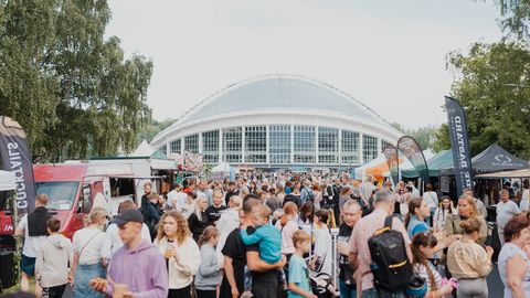 TALLINN, KAS OLED VALMIS? ⟩ Lauluväljakule kerkib nädalavahetuseks 500-meetrine Suur Tallinna Toidutänav ja Baltikumi suurim tivoli Sky Tivoli