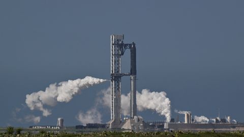 MIS JUHTUS? ⟩ Starshipi megaraketi start lükkus viimasel hetkel edasi
