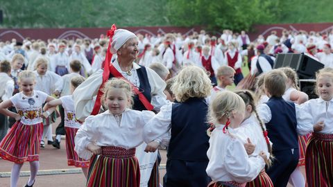 GALERII ⟩ Pärimuspisik tõi staadioni tantsijaid täis
