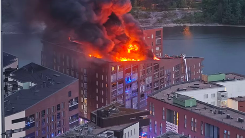 VIDEO ⟩ Helsingis rõdul peetud grillipidu lõppes müstilise tulekahjuga – päästjad on ülikiirest levikust hämmingus