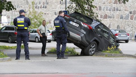 FOTOD JA VIDEO ⟩ Kaarli puiesteel jäi linnamaastur kallakule kinni