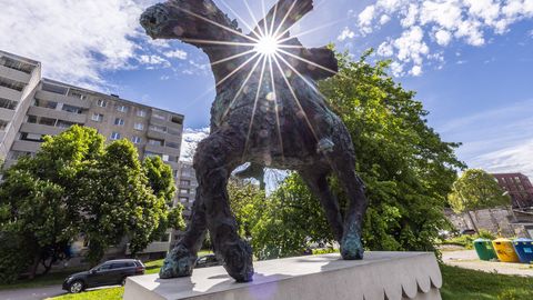 PEETER ESPAK ⟩ Hoiatava näitena võiks punaste ratsamonumente rohkem rajada