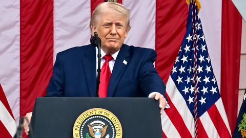UUS HULLUS? ⟩ Donald Trump vihjab, et Valge Maja ette kerkiv vabavõitlusareen võib sinna jäädagi