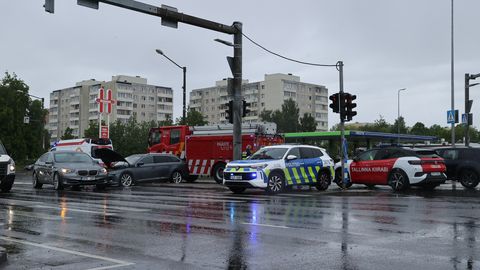 FOTOD JA VIDEO ⟩ Škoda sõitis Lasnamäe tanklas makseautomaadi pikali ja põrkas kokku BMW-ga