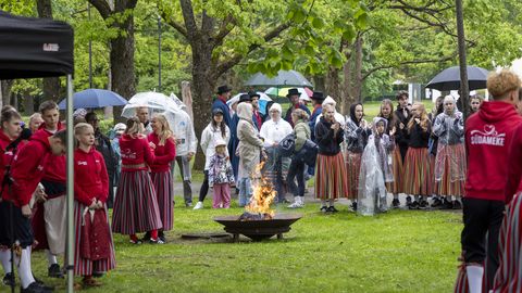 GALERII JA VIDEO ⟩ Järvamaa laulu- ja tantsupidu sai hoo sisse tule süütamisega