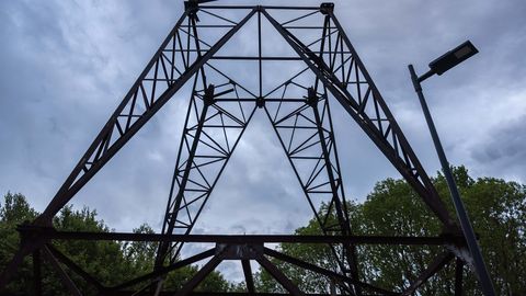 GALERII ⟩ Putukaväila elektrimaste hakati lammutama