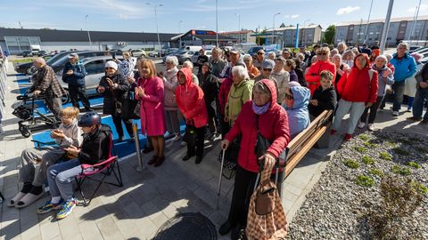 GALERII ⟩ Jüri Homenja laulude saatel jooksis rahvas uuele poele tormi