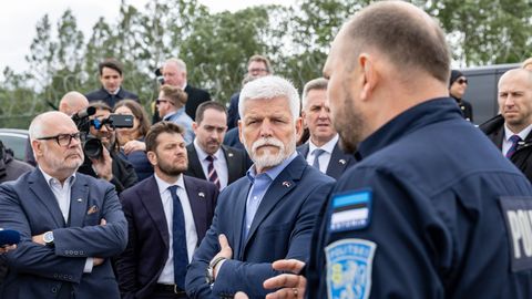 REPORTAAŽ ⟩ Tšehhi president vaatas Setomaal, kuidas NATO idapiiri kindlustatakse