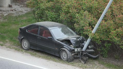 FOTOD ⟩ Laagna teel posti ramminud BMW juht lahkus sündmuskohalt