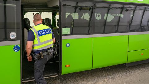 KIIRTEE PÕRGUSSE ⟩ Bussifirma toob Poolas tagasi vastuolulise liininumbri 666