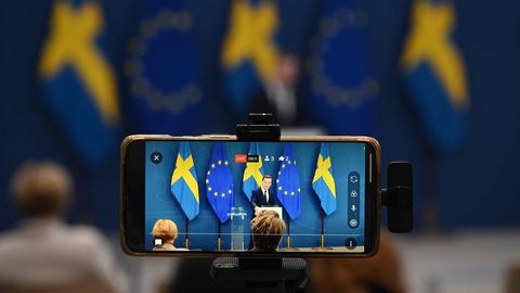 Laste nutisõltuvusega võitleva Rootsi terviseamet soovitab vanematel telefonid käest panna