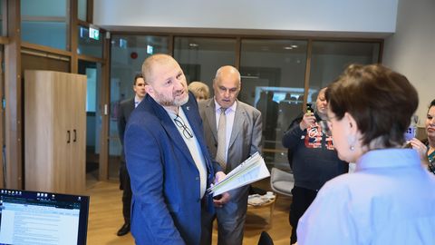 FOTOD ⟩ Kaksikvõim saab lahenduse? Narva linnapea kabinetis kohtuvad mõlemad meerid